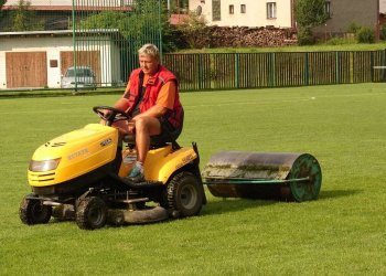 Letní údržba valašských trávníků očima Julka Ficka