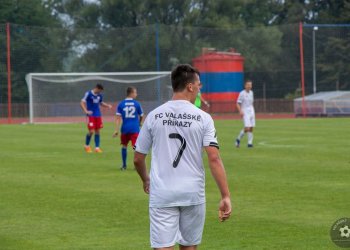 Ve Valašských Příkazech spíše boj než fotbal rozhodla Ptáčkova penalta