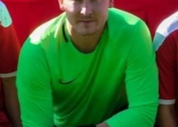 Lukáš Einšpígl pomáhal při rekonstrukci hřiště na Prostřední Bečvě a dnes je její brankářskou oporou