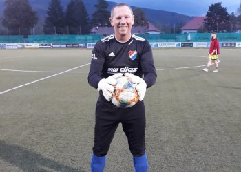 Brankář Baníku Ostrava Jan Laštůvka věnoval svému kolegovi z rožnovské rezervy Jardovi Juráňovi nové rukavice a ten to oslavil brankou