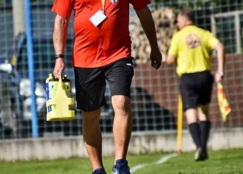 Libor Bláha přilepený na lavičce Hovězí