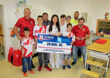 FC VSETÍN PŘEDAL VÝTĚŽEK SBÍRKY VE VÝŠI 30 000,- KČ DĚTSKÉMU ODDĚLENÍ VSETÍNSKÉ NEMOCNICE