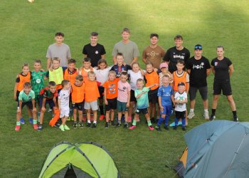 První Fotbalová noc v Lidečku nabídla sport, noční dobrodružství i pasování na rytíře