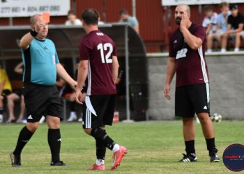 První porážka Vidče, první výhra Hovězí. Rozhodoval z penalty Štrbík