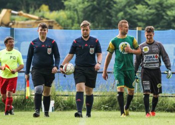 Dvě penalty a dvě červené karty. Mladý rozhodčí Orság zvládl vypjatý duel ve Valašské Bystřici
