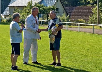 Na Horní Bečvě otevřeli novou hrací plochu, přístřešek pro fanoušky a pogratulovali bývalému brankáři
