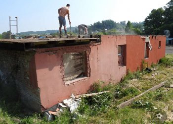 Videoreportáž a podcast Valašského fotbalu - Demolice kabin v Krhové a autentické vzpomínky pamětníků
