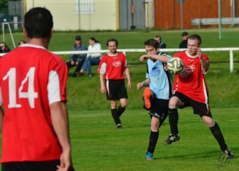Rozhodčímu Michalu Tymrákovi se totálně zvrhl zápas ve Valašské Bystřici a zůstal nedohrán!