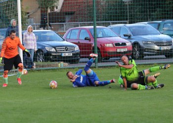 Ratiboř přešla na bojovný fotbal a vyválčila s Hovězím bod