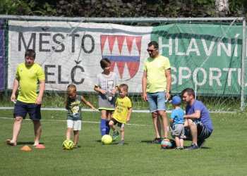Fotoreportáž z náboru fotbalových hvězdiček v Kelči za účasti odchovance Jana Hlavici
