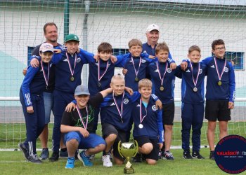 Korunovace mladších žáků našeho partnerského klubu z VKK jako mistrů krajské soutěže