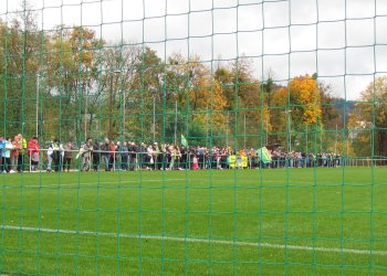 Pohled na velké bečvanské derby zpoza branky