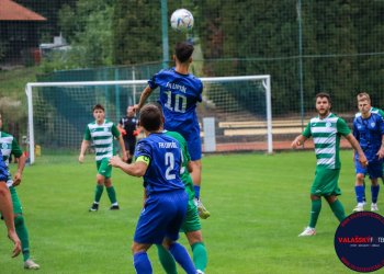 Drama v Novém Hrozenkově. Domácí hráč z pole lapil penaltu, hostující hráč strčil do trenéra, ale přišla omluva