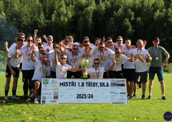 Horní Bečva si vítěznou tečku za skvělou sezonou nenechala vzít a oslavy mohly propuknout. Michal Třeštík vysekává poklonu trenéru Náměstkovi
