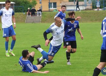 Ve středeční dohrávce v Hrachovci se hodně červenalo. Rožnov si odvezl bod