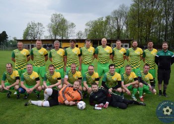 V 51 letech nemůžu střídat. Kdybych vystřídal, tak už se nepohnu, říká fotbalový nestor Emil Nečas