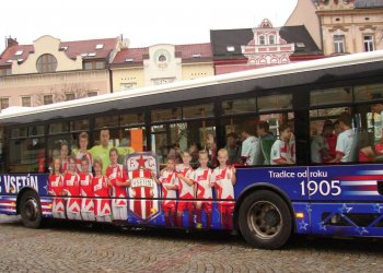 Nejen Láďa, ale také vsetínská talentovaná omladina jela novým autobusem