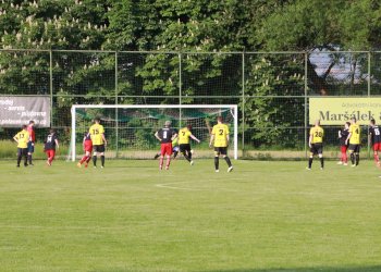 Ajax se na Lhotě u Vsetína držel poločas. Domácí dokráčeli k hokejové výhře