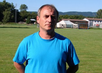 Ze zlatého archívu valašského fotbalu - Symbol Hrachovce je jeho hráč, kapitán, trenér a předseda Dušan Janošek