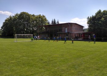 Velká rekonstrukce trávníku a zázemí v Choryni. Lhotka poskytne dočasný azyl
