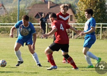 Huslenkám B se v 16. sekundě zápasu zranil brankář. Ajax rozhodl do 17. minuty