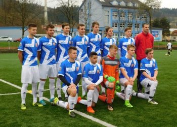 Foto č. 1 - Ze zlatého archívu valašského fotbalu - Martin Nikolén hraje z druhé strany Syrákova a vychovává vsetínské žáky