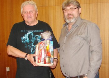 Foto č. 1 - Předseda VKK a člen VV OFS Vsetín Jaroslav Valián slaví sedmdesátku