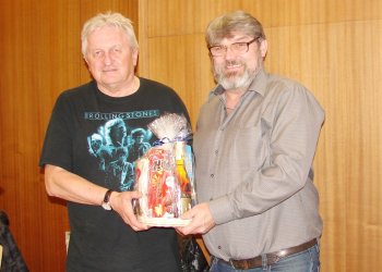 Foto č. 2 - Předseda VKK a člen VV OFS Vsetín Jaroslav Valián slaví sedmdesátku