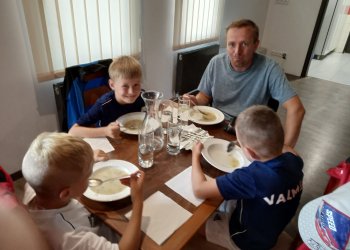 Foto č. 1 - Valmez žije fotbalem i v létě! Dětský fotbalový kemp odstartoval! Den první