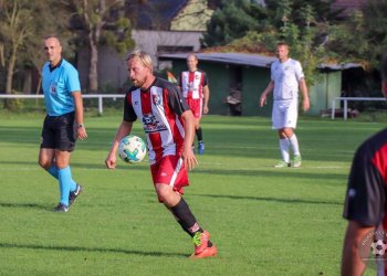 Foto č. 4 - V čele fotbalového ponížení Valašských Příkaz v Podlesí byl Robert Tydlačka