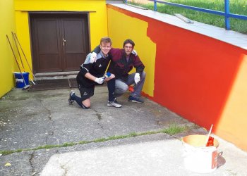 Foto č. 1 - Brankáři jinak v akci! Valmez se příkladně stará o svůj stadion