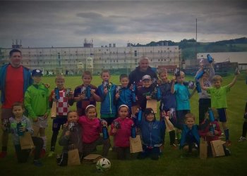 Foto č. 4 - FC Zubří - Po pátečním tréninku přišlo na řadu opékání špekáčků s dětmi i rodiči