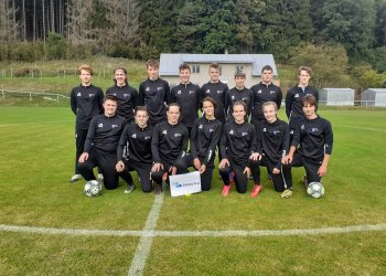 Foto č. 2 - V Ratiboři oblékli dorost do sportovních teplákovek