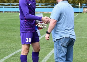 Foto č. 1 - Gratulace předsedovi FC Vsetín Petru Říhovi k jeho padesátinám