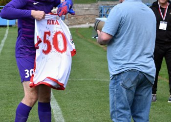 Foto č. 2 - Gratulace předsedovi FC Vsetín Petru Říhovi k jeho padesátinám