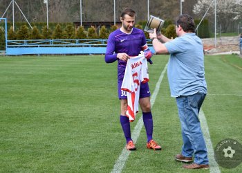 Foto č. 3 - Gratulace předsedovi FC Vsetín Petru Říhovi k jeho padesátinám