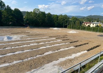 Foto č. 2 - Kompletní rekonstrukce hrací plochy na Prostřední Bečvě probíhá podle harmonogramu