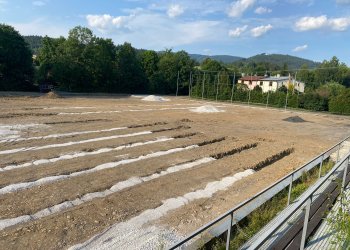 Foto č. 3 - Kompletní rekonstrukce hrací plochy na Prostřední Bečvě probíhá podle harmonogramu