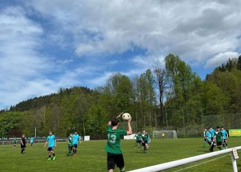 Foto č. 3 - Trenér SD dorostu Lidečko/Horní Lideč oceňuje práci svého trenérského kolegy z VKK
