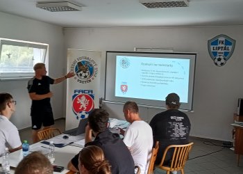 Foto č. 5 - Předsezónní seminář rozhodčích OFS Vsetín v Liptále: Tradiční příprava a ocenění legendy