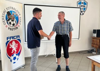 Foto č. 2 - Předsezónní seminář rozhodčích OFS Vsetín v Liptále: Tradiční příprava a ocenění legendy