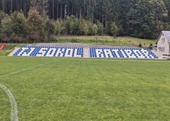 Foto č. 1 - Nová tribuna na fotbalovém hřišti v Ratiboři je hotová. Pokřtí se nejen zápasem s Halenkovem