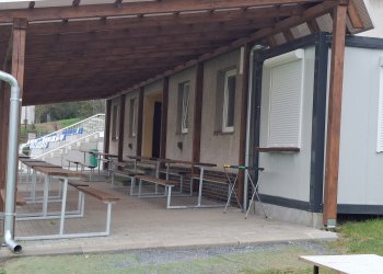 Foto č. 5 - Nová tribuna na fotbalovém hřišti v Ratiboři je hotová. Pokřtí se nejen zápasem s Halenkovem