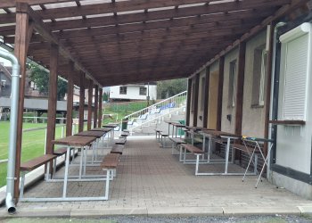 Foto č. 4 - Nová tribuna na fotbalovém hřišti v Ratiboři je hotová. Pokřtí se nejen zápasem s Halenkovem