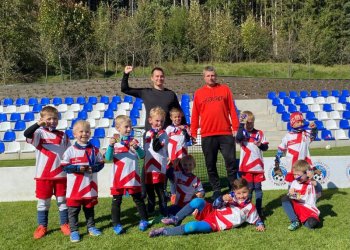 Foto č. 1 - Školička a benjamínci Fastavu Vsetín otevírali tribunu v Ratiboři