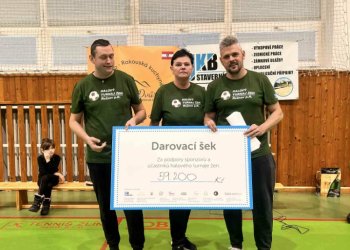 Foto č. 1 - Sigma Olomouc vyhrála charitativní halový turnaj žen na Dolní Bečvě. Na dobrou věc se vybralo 59 200,-