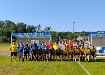 Foto č. 1 - Rozhodčí OFS Vsetín a Nový Jičín uzavřeli sezonu nejen přátelským utkáním