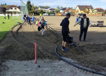 Foto č. 5 - Ve Všechovicích budují druhé hřiště. Zapojila se také mládež