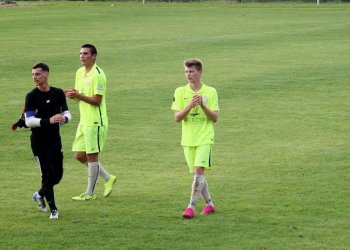 Kanárkům začínají hodně rychle narůstat křídla. Juřinka nestačila